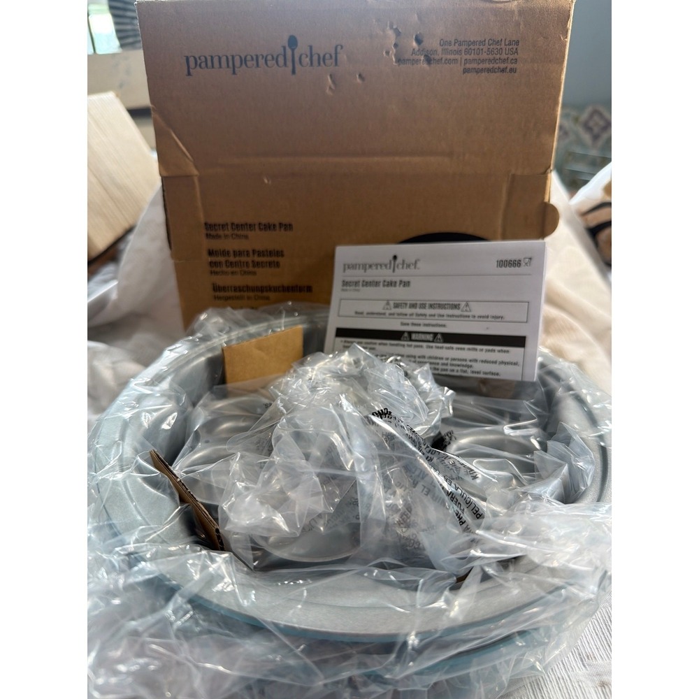 Pampered Chef Secret Center Cake Pan #100666 New with Inserts & Instructions